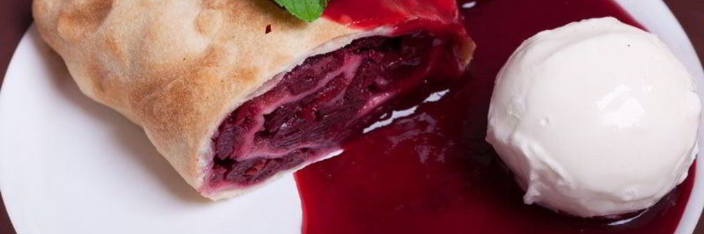 Штрудель с вишней и миндалем