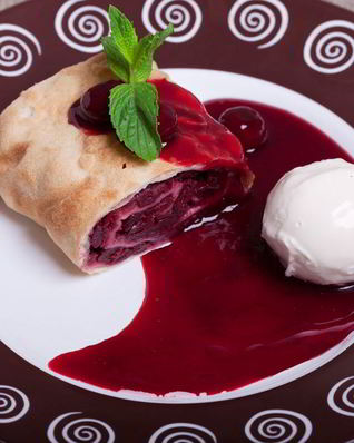 Штрудель с вишней и миндалем