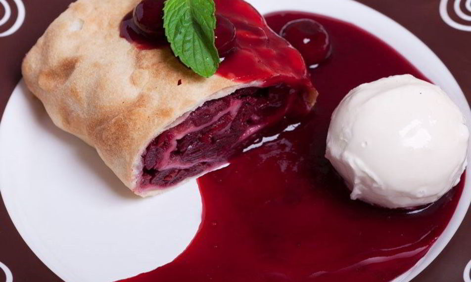 Рецепт штруделя с вишней и миндалем