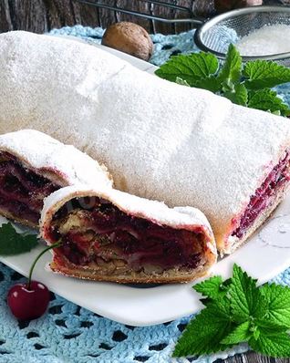 Штрудель с вишней из слоеного теста