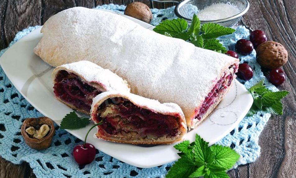 Рецепт штруделя с вишней из слоеного теста