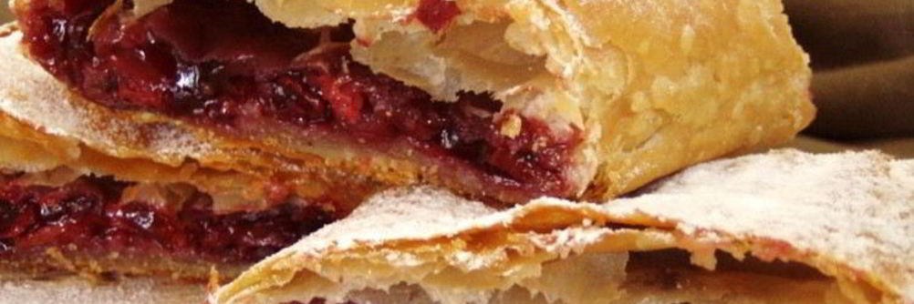 Штрудель с вишней из теста фило