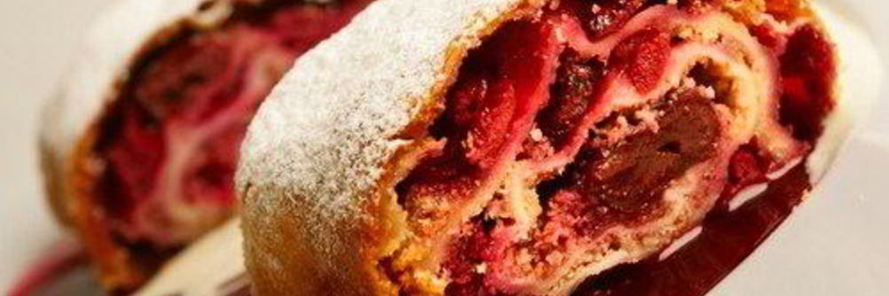 Штрудель с вишнево-сливовой начинкой