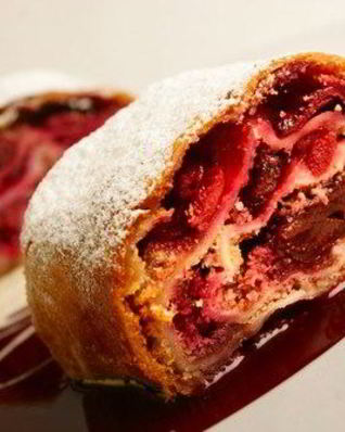 Штрудель с вишнево-сливовой начинкой