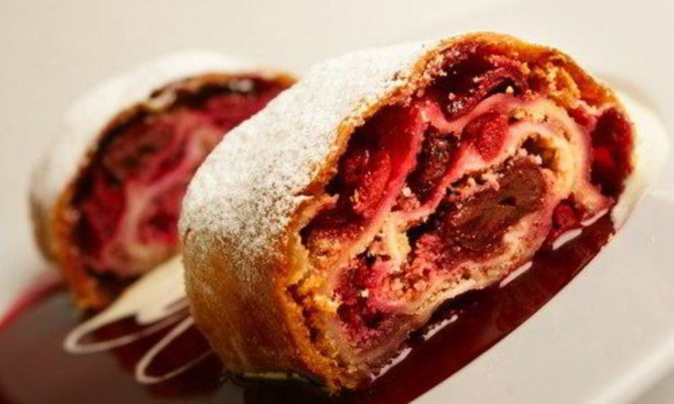 Рецепт штруделя с вишнево-сливовой начинкой