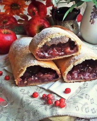 Штрудель с яблоками и голубикой