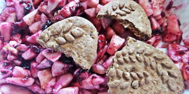 штрудель с яблоками и голубикой