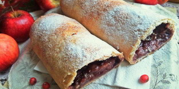 штрудель с яблоками и голубикой