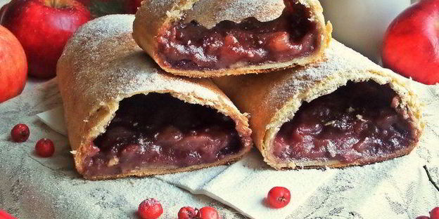 штрудель с яблоками и голубикой