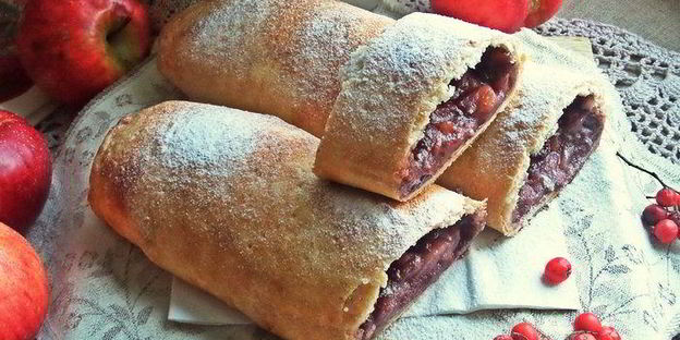 штрудель с яблоками и голубикой