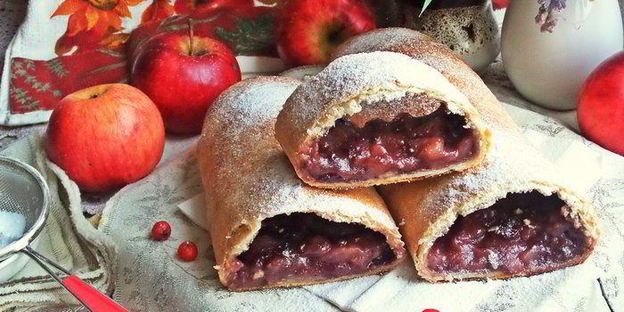 штрудель с яблоками и голубикой