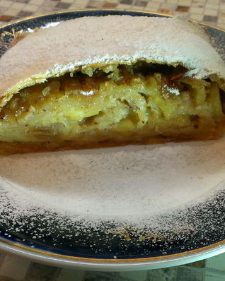 Штрудель с яблоками и корицей