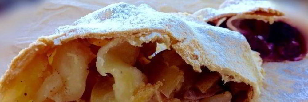 Штрудель с яблоками и вишней