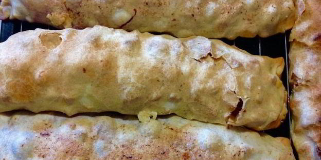 штрудель с яблоками и вишней