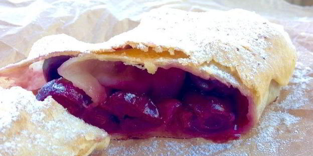 штрудель с яблоками и вишней