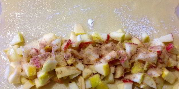 штрудель с яблоками и вишней