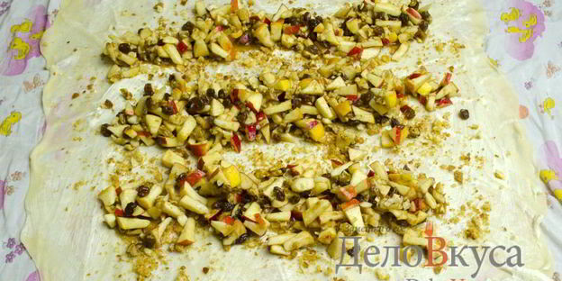 штрудель с яблоками, изюмом и грецкими орехами