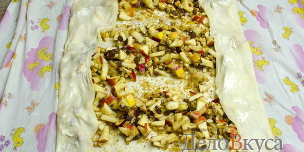 штрудель с яблоками, изюмом и грецкими орехами