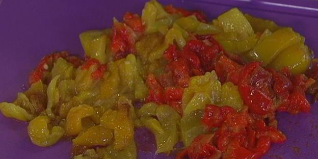 штрудель с запеченным красным перцем и луком-пореем