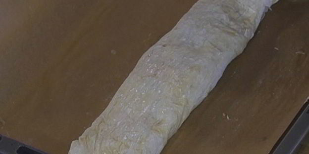 штрудель с запеченным красным перцем и луком-пореем