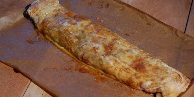 штрудель с запеченным красным перцем и луком-пореем