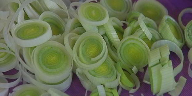 штрудель с запеченным красным перцем и луком-пореем