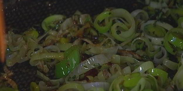 штрудель с запеченным красным перцем и луком-пореем