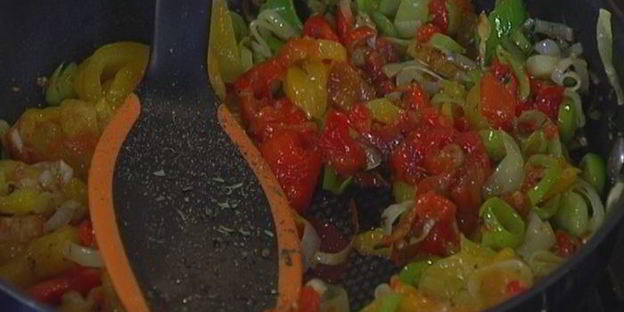 штрудель с запеченным красным перцем и луком-пореем