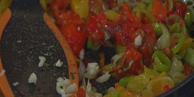 штрудель с запеченным красным перцем и луком-пореем