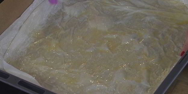 штрудель с запеченным красным перцем и луком-пореем