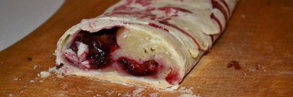 Штрудель со сливой