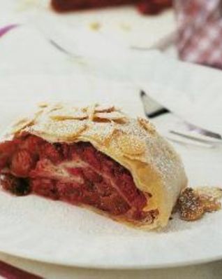 Вишневый штрудель с миндалем из теста фило