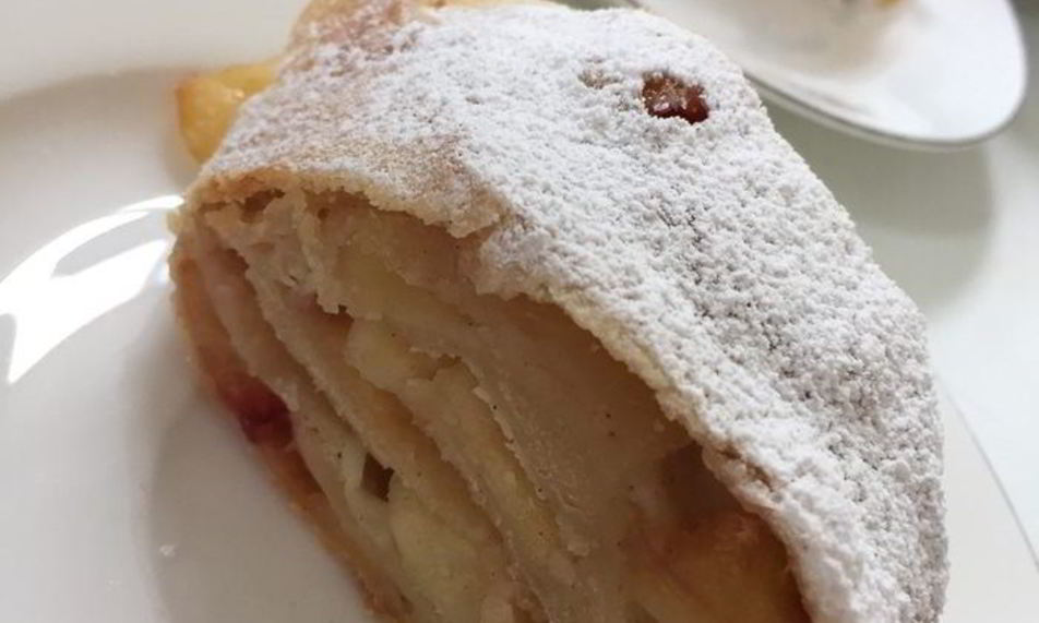 Рецепт яблочно-сливового штрудель с ванильным соусом