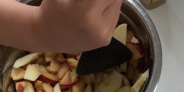 яблочно-сливовый штрудель с ванильным соусом