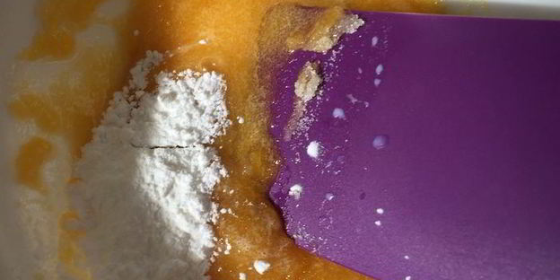 яблочно-сливовый штрудель с ванильным соусом