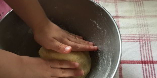 яблочно-сливовый штрудель с ванильным соусом