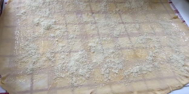 яблочно-сливовый штрудель с ванильным соусом