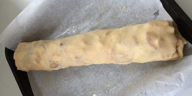 яблочно-сливовый штрудель с ванильным соусом