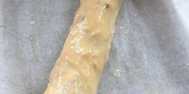 яблочно-сливовый штрудель с ванильным соусом