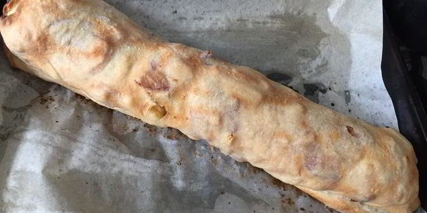 яблочно-сливовый штрудель с ванильным соусом