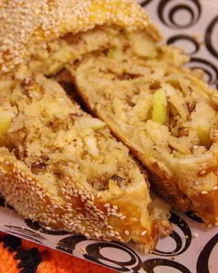 Яблочный штрудель декорированный кунжутом