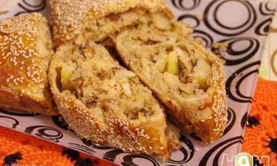 Рецепт яблочного штруделя декорированного кунжутом