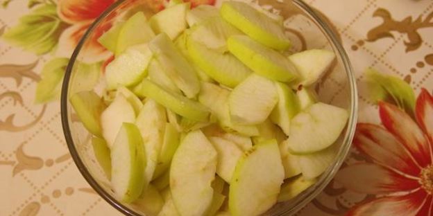 яблочный штрудель декорированный кунжутом