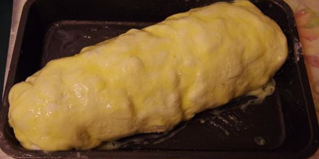 яблочный штрудель декорированный кунжутом