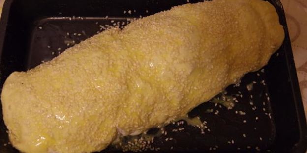 яблочный штрудель декорированный кунжутом