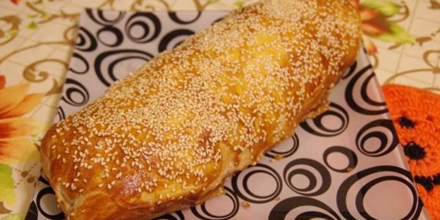 яблочный штрудель декорированный кунжутом