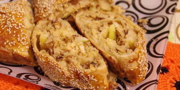 яблочный штрудель декорированный кунжутом