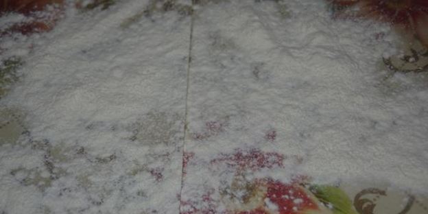 яблочный штрудель декорированный кунжутом