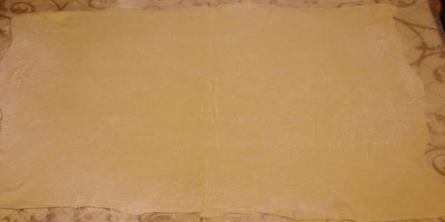 яблочный штрудель декорированный кунжутом