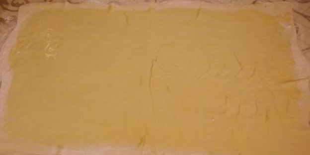 яблочный штрудель декорированный кунжутом